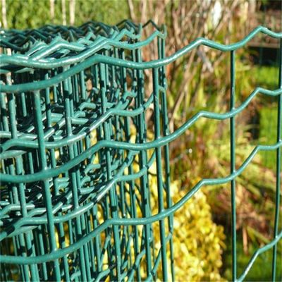 Euro Holland PVC revestido de alambre de malla soldada cerca de hierro con agujeros cuadrados para la construcción y la decoración