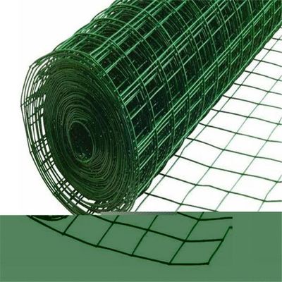 Panel de valla de metal verde con revestimiento de PVC con un agujero cuadrado de malla de euro soldado resistente a la corrosión
