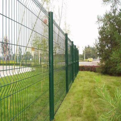 Cercas personalizadas de postes de melocotón 3D curvas v dobladas de malla de alambre soldado cercas de jardín al aire libre 3d cercas de seguridad